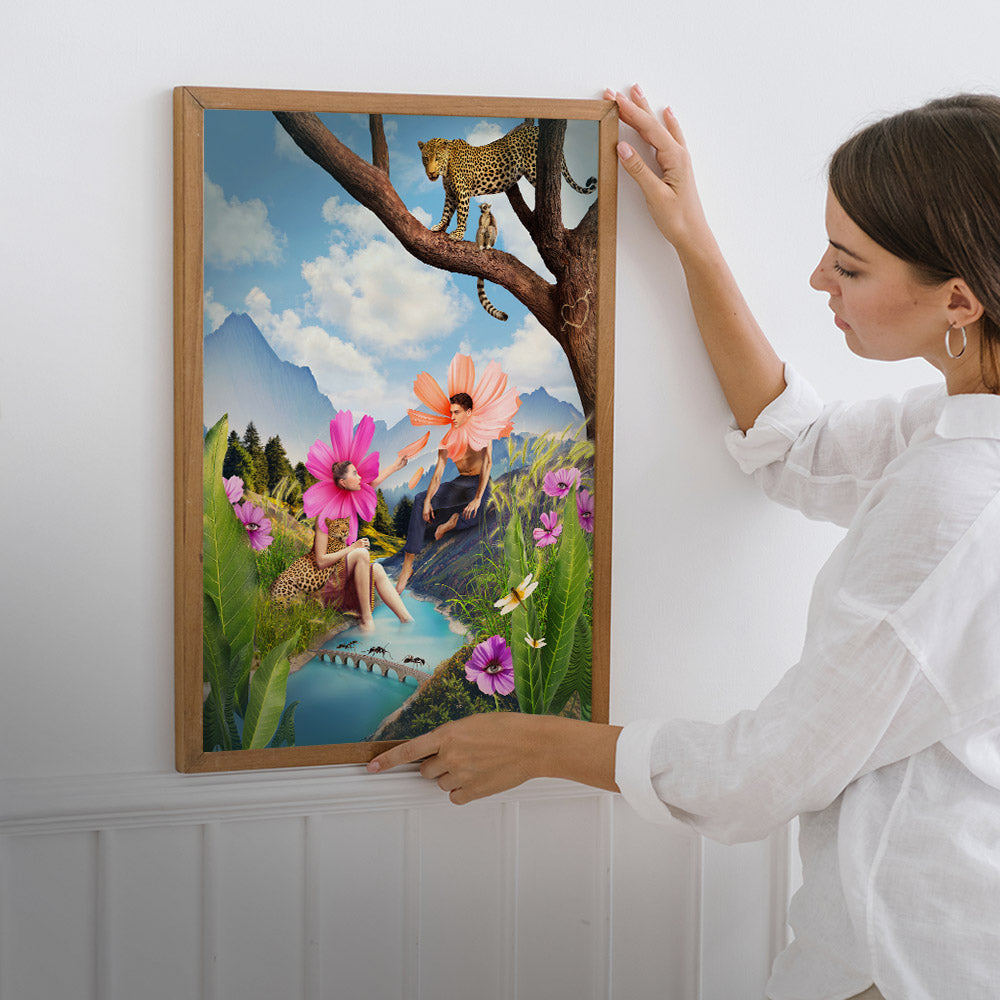 Artystyczny plakat „Delicacy”, surrealistyczna grafika z motywem klatki i łez w różowych i granatowych tonach.