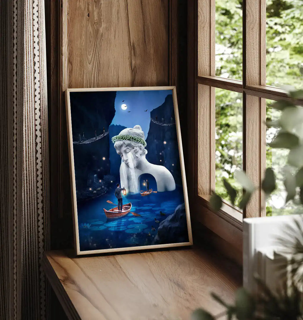 Nowoczesny plakat do salonu przedstawiający kobiecy posąg w ciemnogranatowej tonacji, z wodospadem łez symbolizującym emocje i wewnętrzną głębię.