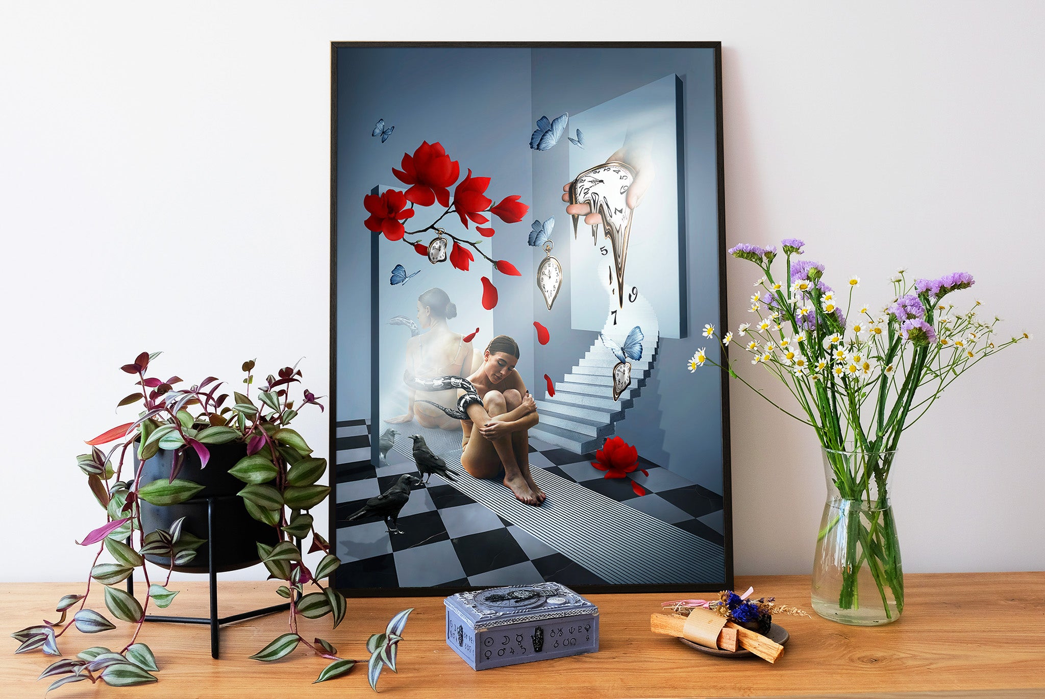 Kobiecy plakat surrealistyczny pełen symboli – lustra, zegary, motyle i czerwone kwiaty w artystycznym kolażu