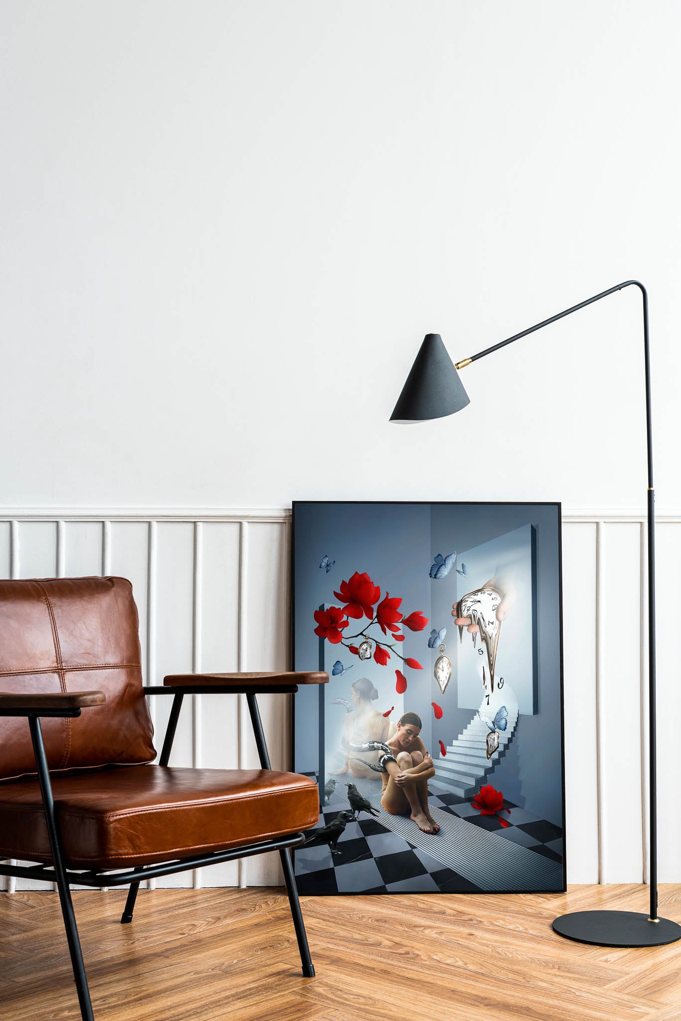 Kobiecy plakat surrealistyczny pełen symboli – lustra, zegary, motyle i czerwone kwiaty w artystycznym kolażu