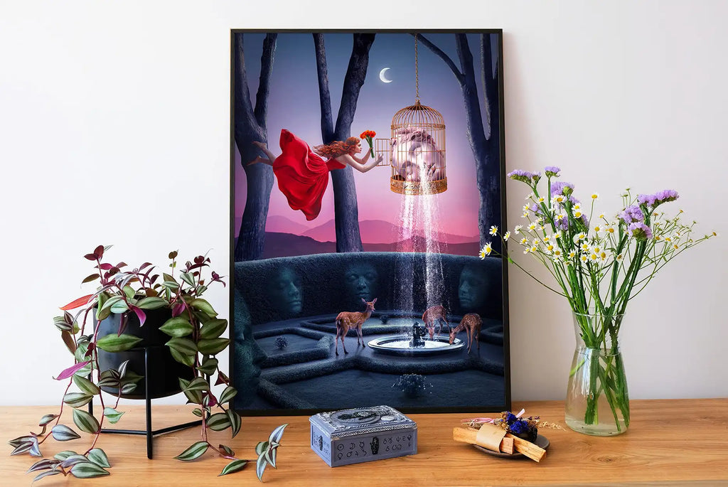 Surrealistyczny plakat „Delicacy”, kolaż cyfrowy w odcieniach granatu i różu z motywem łez i klatki.