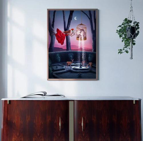 Granatowo-różowy plakat artystyczny „Delicacy”, nowoczesna ilustracja surrealistyczna.