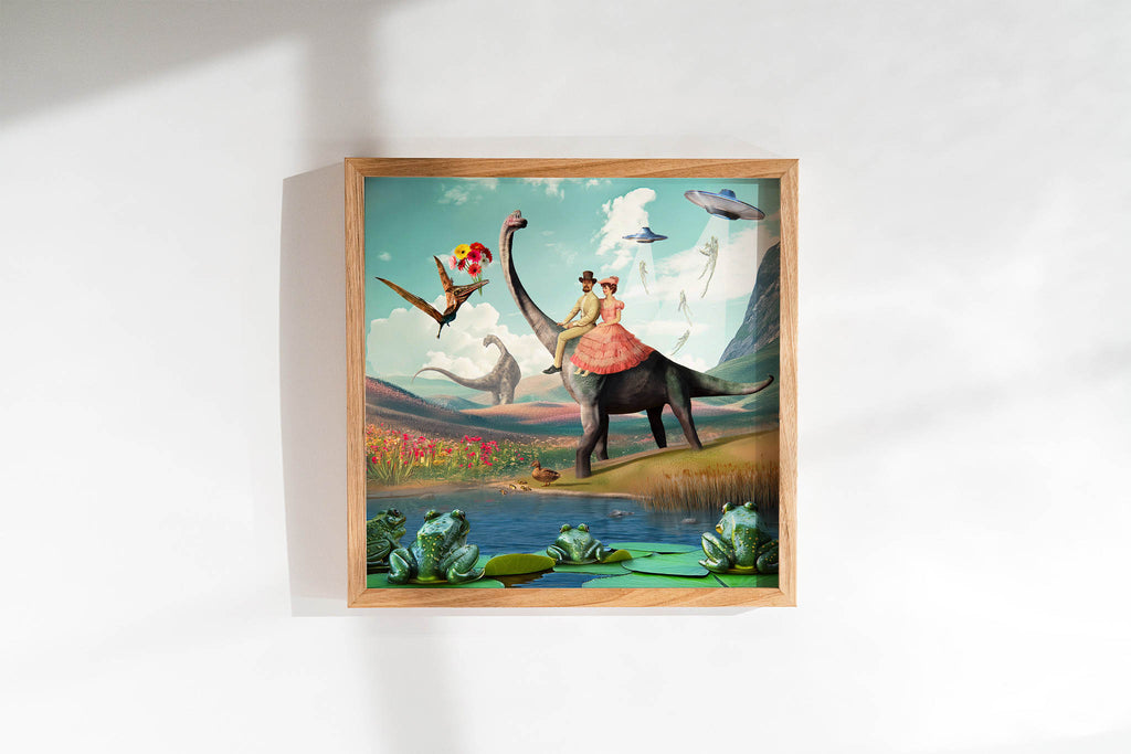 Surrealistyczna sztuka vintage przedstawiająca zakochaną parę na dinozaurze pod tajemniczym UFO, oryginalny kolaż artystyczny fantasy, wyjątkowy plakat dekoracyjny na ścianę