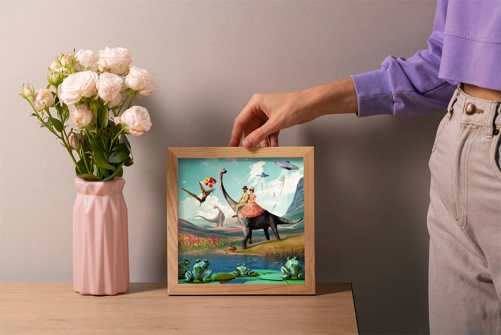 Oryginalny plakat dinozaurów w stylu surrealistycznym, vintage wall art z UFO, żabami i romantycznym motywem, wyjątkowa dekoracja ścienna fantasy dla dzieci i dorosłych