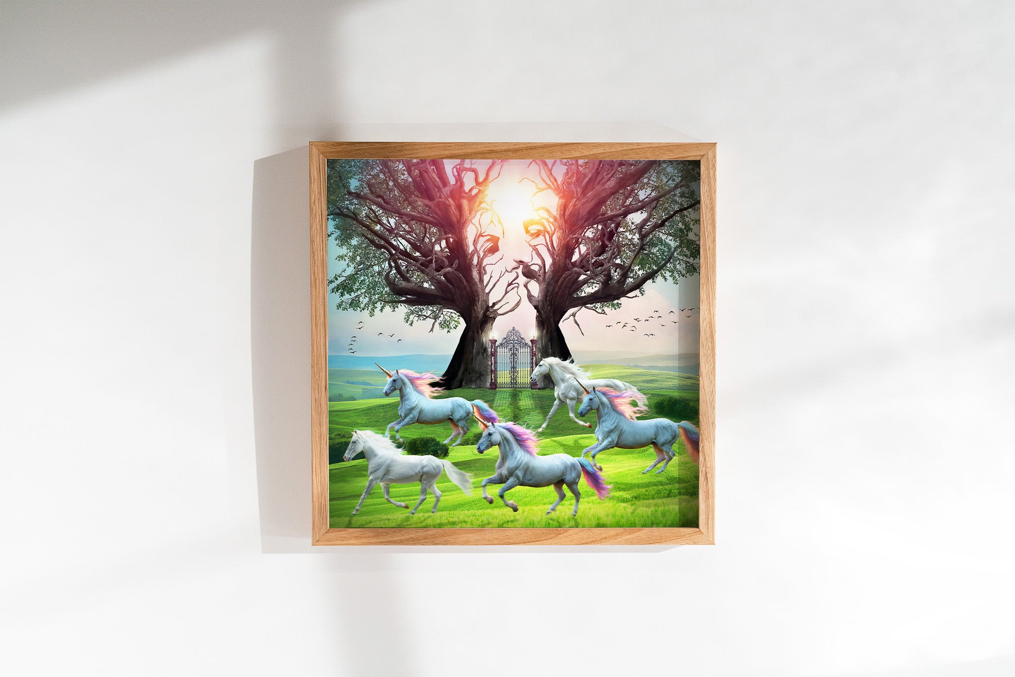 Surrealistyczny obraz z końmi i jednorożcami biegnącymi przez baśniowy krajobraz, oryginalny plakat fantasy do wnętrz.