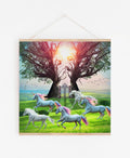 Surrealistyczny plakat z końmi i jednorożcami w magicznym krajobrazie fantasy, oryginalna dekoracja ścienna inspirowana naturą i miłością.