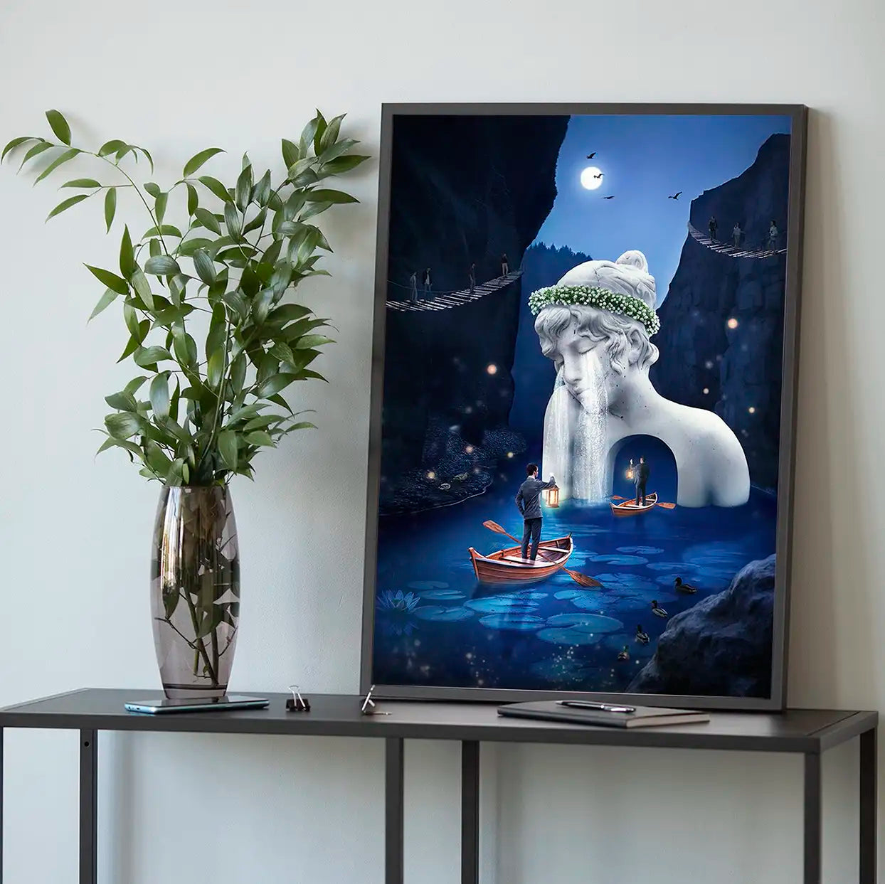 Surrealistyczny plakat ciemnoniebieski, abstrakcyjny kolaż cyfrowy, idealny do salonu lub sypialni.