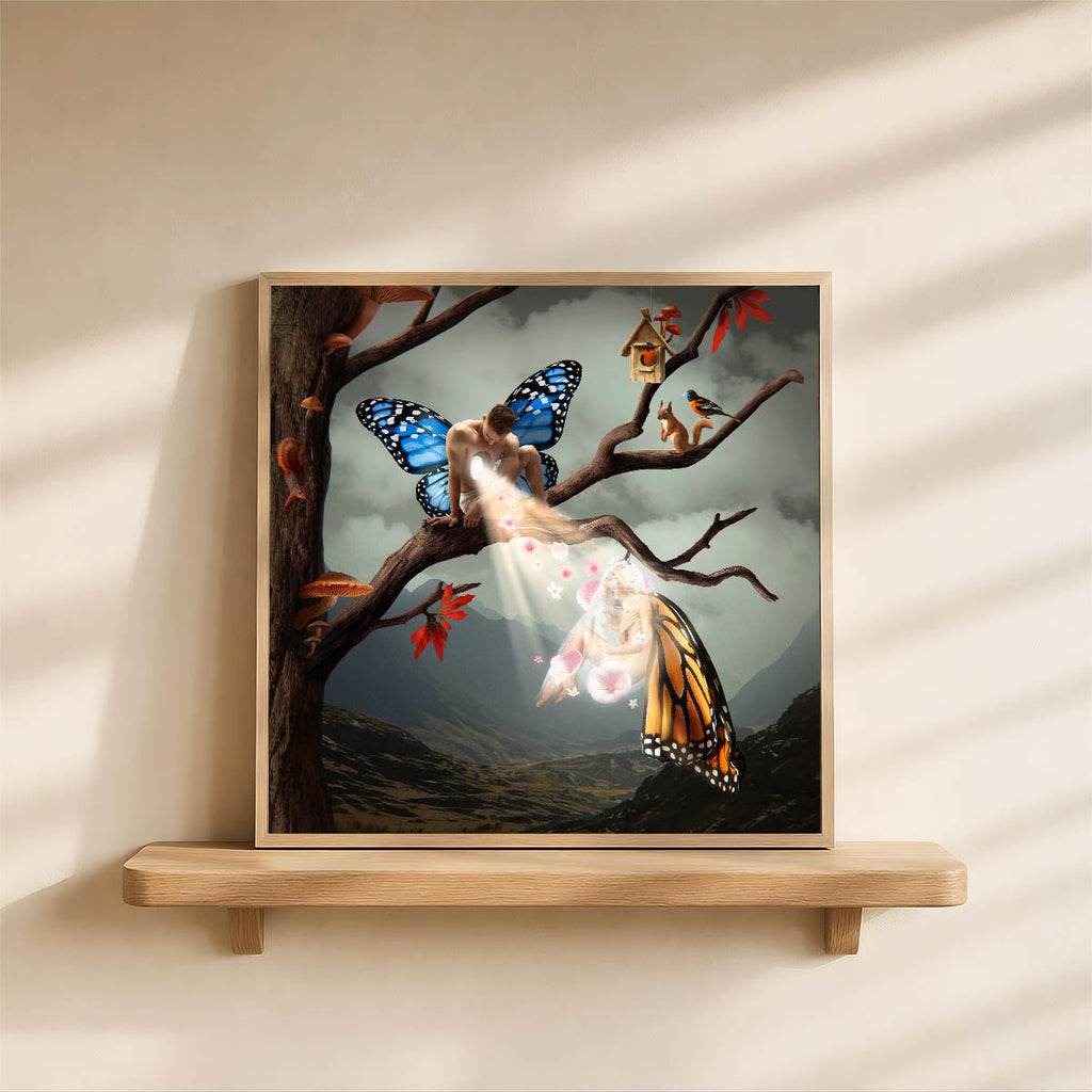 Surrealistyczny obraz kobiety i mężczyzny ze skrzydłami motyla. Romantyczna dekoracja ścienna inspirowana miłością i przemianą.
