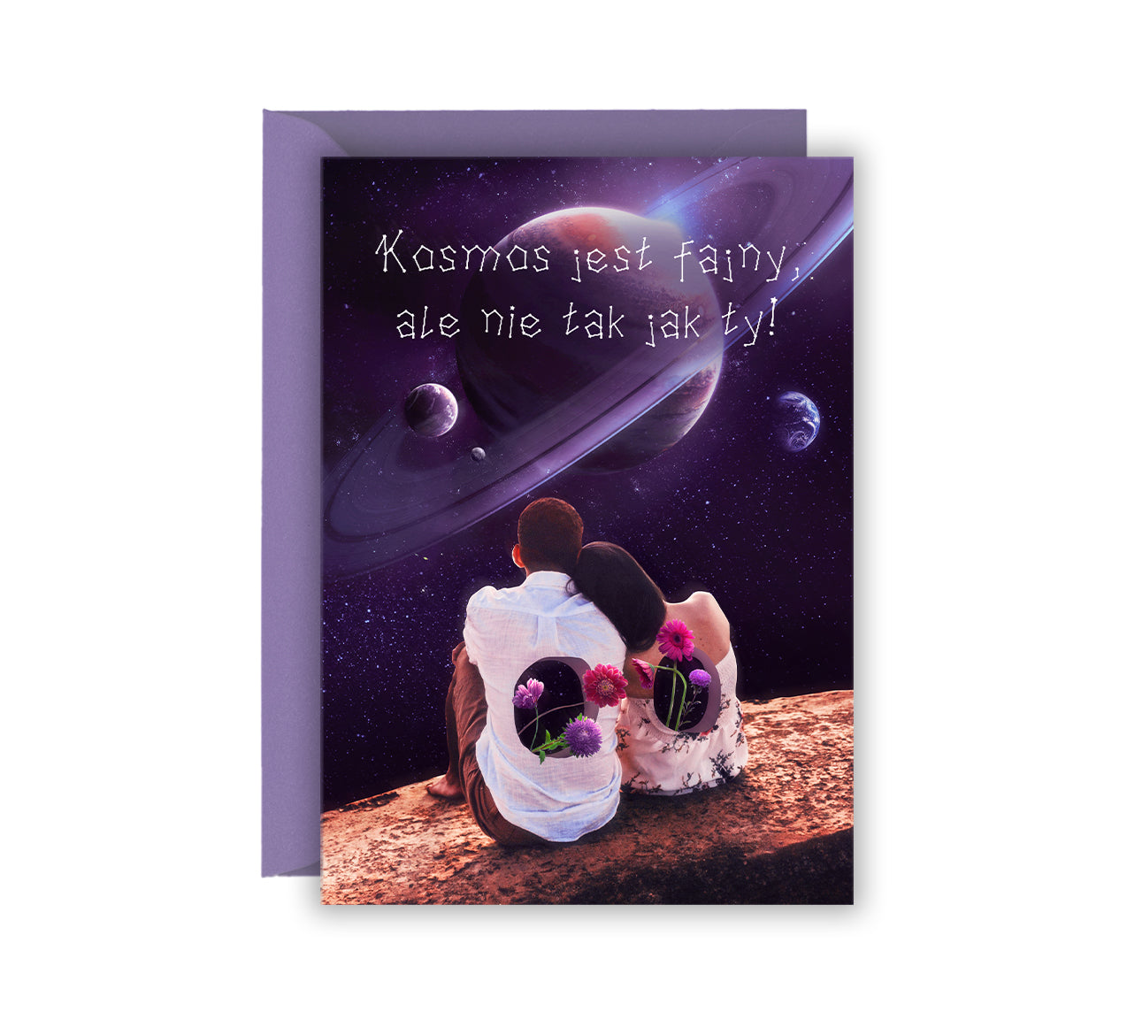 Zabawna kartka dla zakochanych o tematyce kosmosu – para siedzi i podziwia gwiazdy, napis: "Kosmos jest fajny, ale nie tak jak ty"