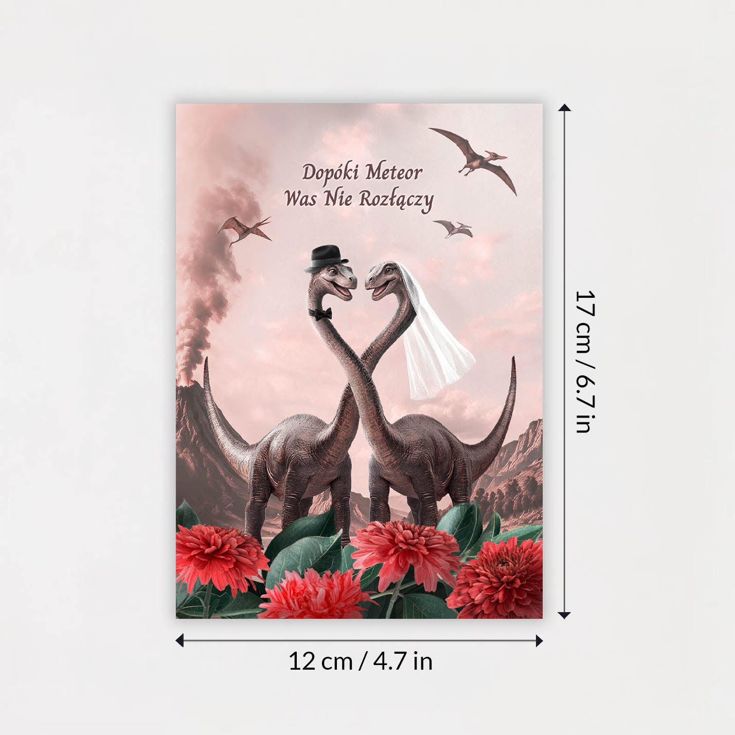 Śmieszna kartka ślubna z dinozaurami tworzącymi kształt serca, pan młody w cylindrze, panna młoda w welonie, wulkan i pterodaktyle w tle, napis 'Dopóki Meteor Was Nie Rozłączy