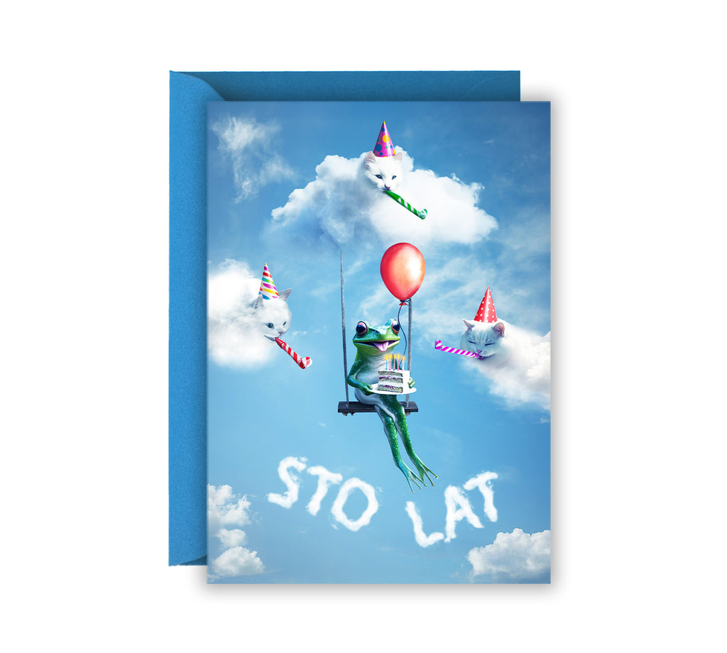 Niebieska kartka urodzinowa z żabą trzymającą tort i cieszącymi się kotkami obok, z napisem „Sto lat”, wesoła kartka okolicznościowa na urodziny