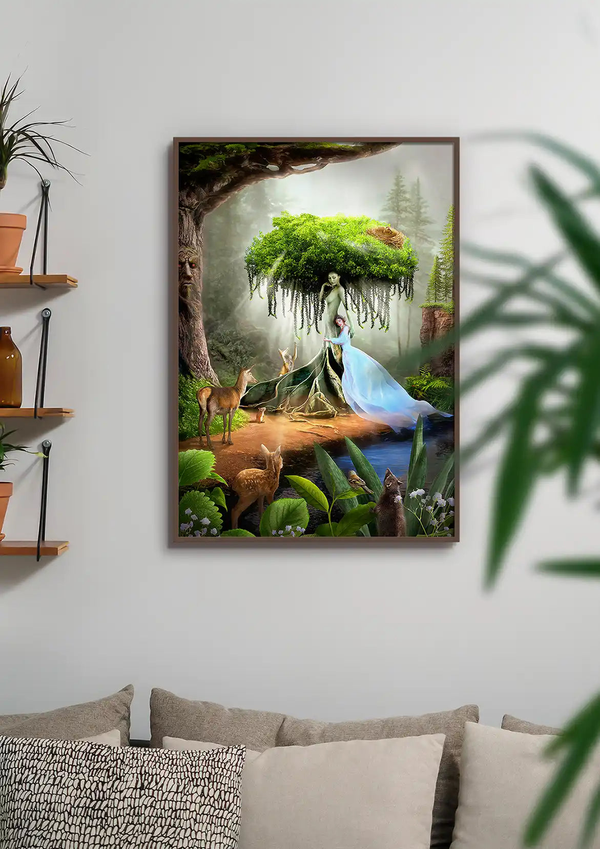 Surrealistyczny plakat „Matka Natura” w ramie na ścianie salonu, przedstawiony jako element nowoczesnej galerii ściennej w minimalistycznym wnętrzu.