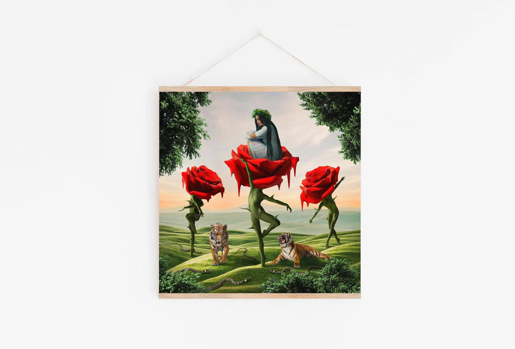 Surrealistyczny plakat z kobietą siedzącą na róży, tygrysami i wężami. Symboliczna dekoracja ścienna dla miłośników natury i sztuki.