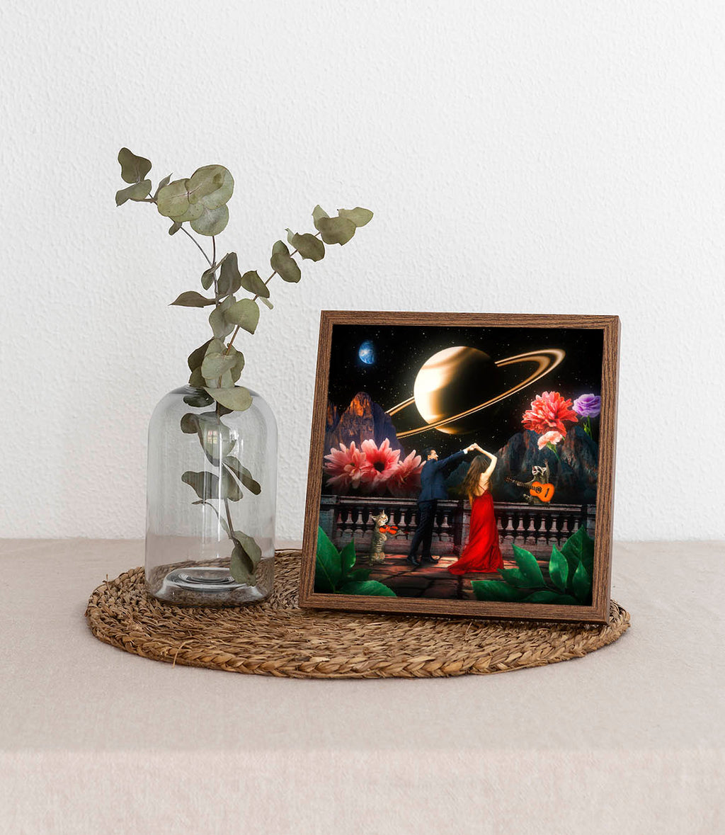 Surrealistyczny obraz zakochanej pary tańczącej wśród gwiazd. Wyjątkowa sztuka ścienna inspirowana miłością i marzeniami.