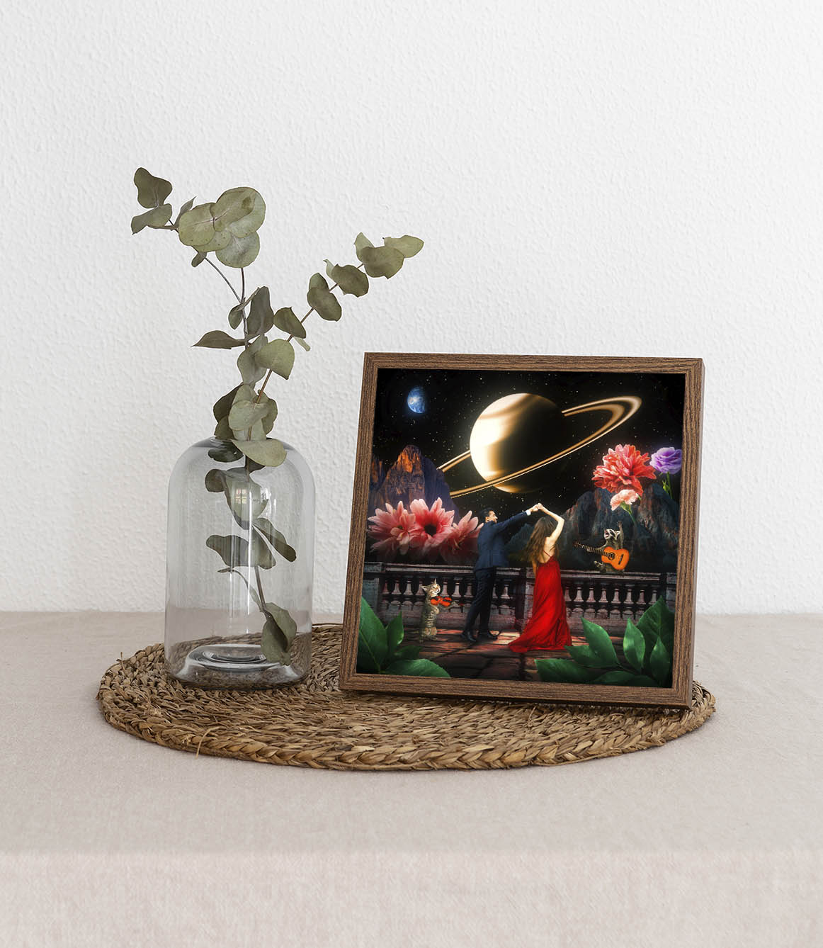 Surrealistyczny obraz zakochanej pary tańczącej wśród gwiazd. Wyjątkowa sztuka ścienna inspirowana miłością i marzeniami.