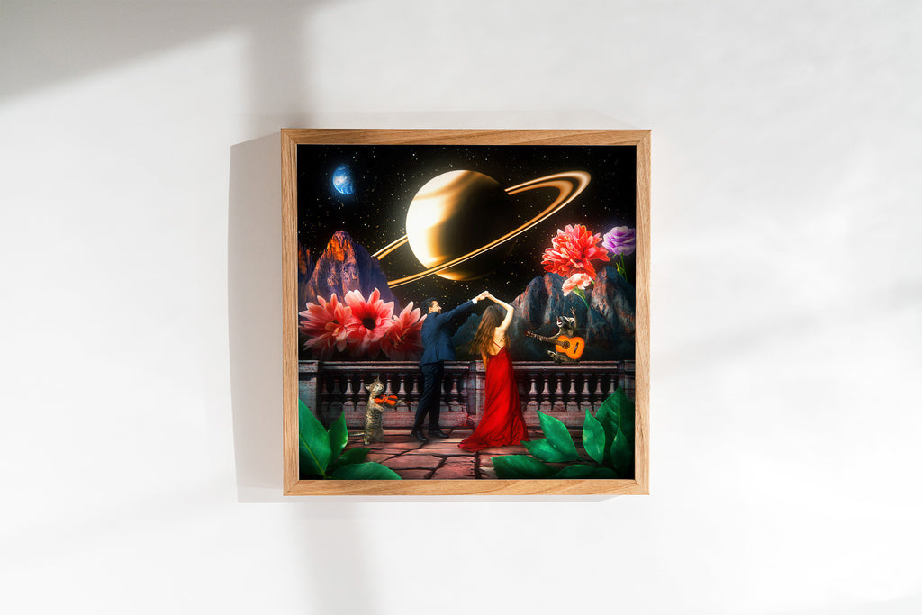 Romantyczny plakat kosmiczny z parą, planetami i gwiazdami. Oryginalna dekoracja ścienna dla miłośników fantasy.