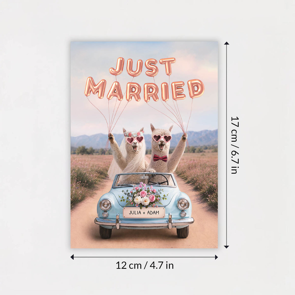 Personalizowana kartka ślubna z parą alpak w okularach w kształcie serca, balonami 'Just Married' w kolorze różowego złota i spersonalizowaną tablicą rejestracyjną, kartka gratulacyjna dla nowożeńców
