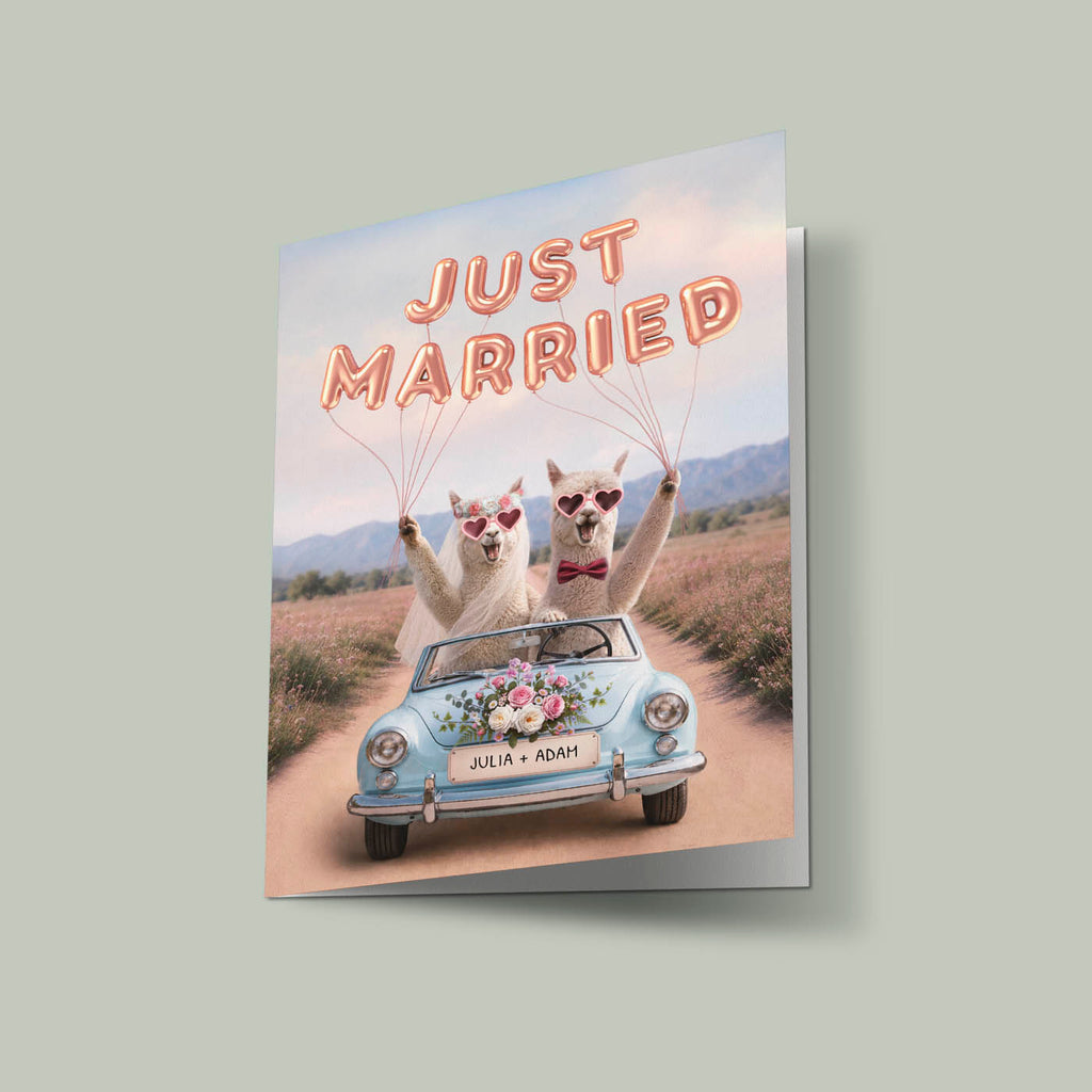 Zabawna kartka 'Just Married' z alpakami w okularach w kształcie serca i welonie z kwiatów, zabytkowy samochód z bukietem róż, personalizowana kartka ślubna z imionami pary młodej