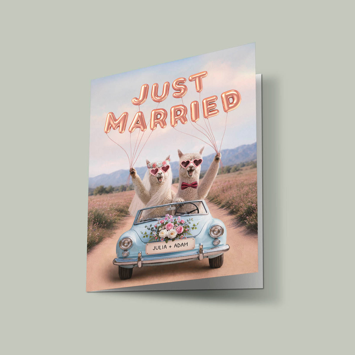 Zabawna kartka 'Just Married' z alpakami w okularach w kształcie serca i welonie z kwiatów, zabytkowy samochód z bukietem róż, personalizowana kartka ślubna z imionami pary młodej