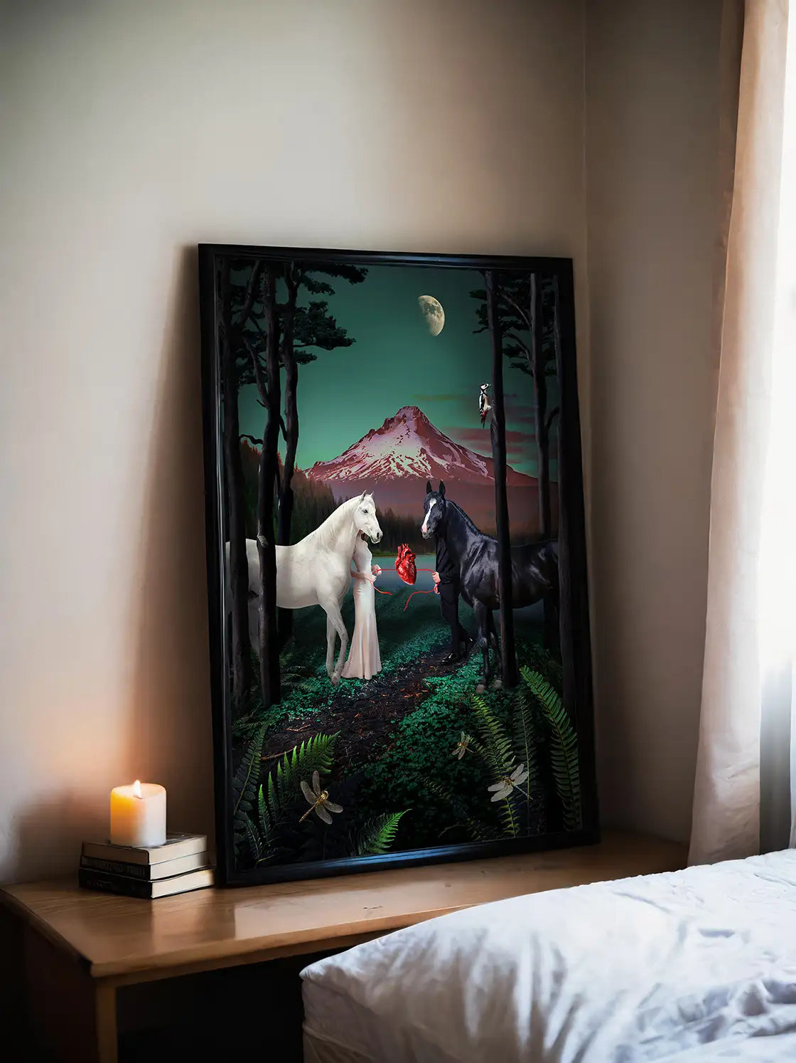 Surrealistyczny plakat Wild Hearts w aranżacji wnętrza na ścianie