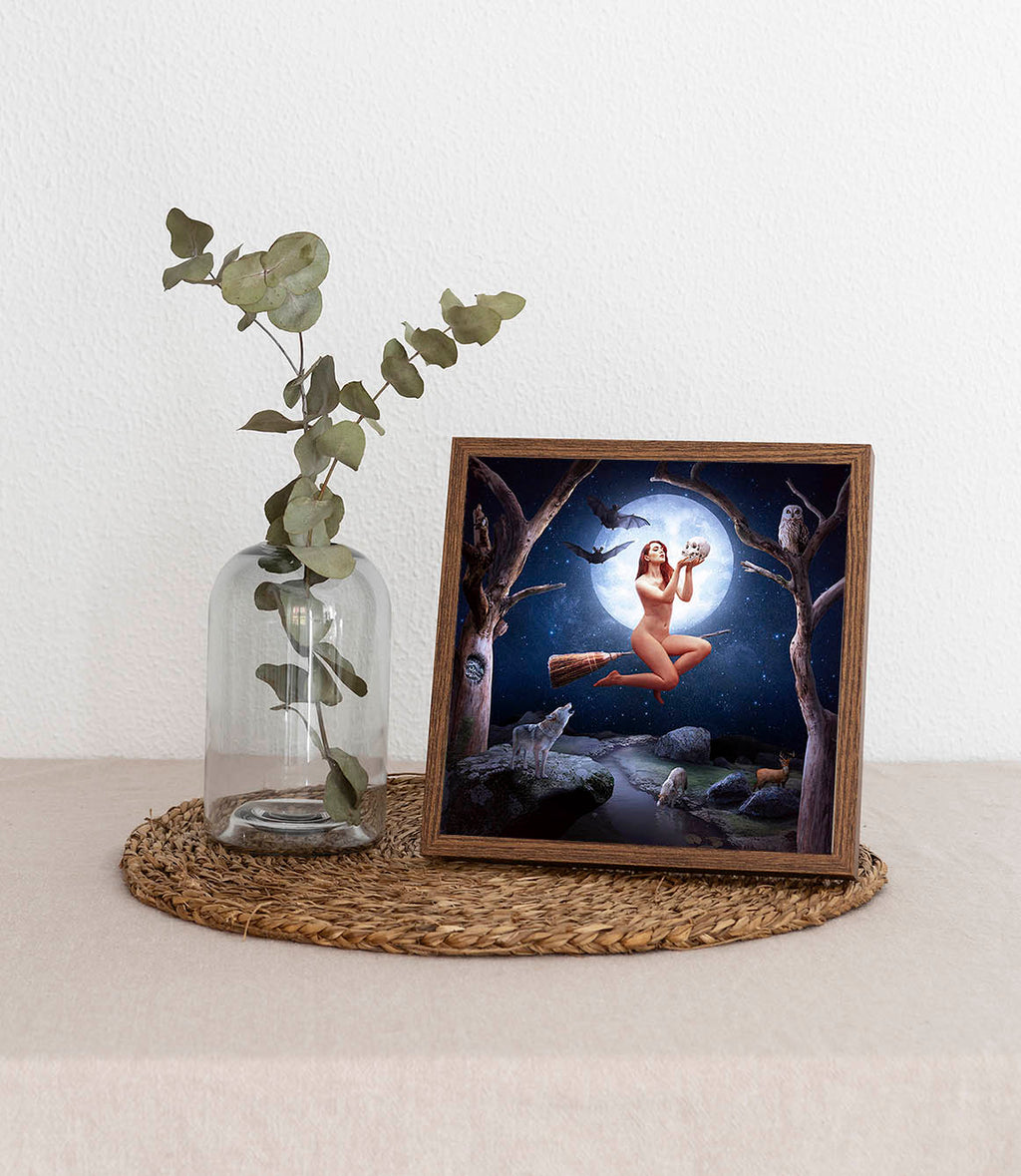 Plakat z czarownicą i pełnią księżyca, gotycka dekoracja ścienna inspirowana magią, nocnym niebem i światem fantasy.